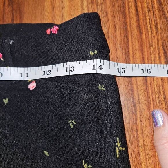 Old Navy Mid-Rise Black and Pink Floral Pixie Pants Womens Size 6 - Picture 3 of 7
